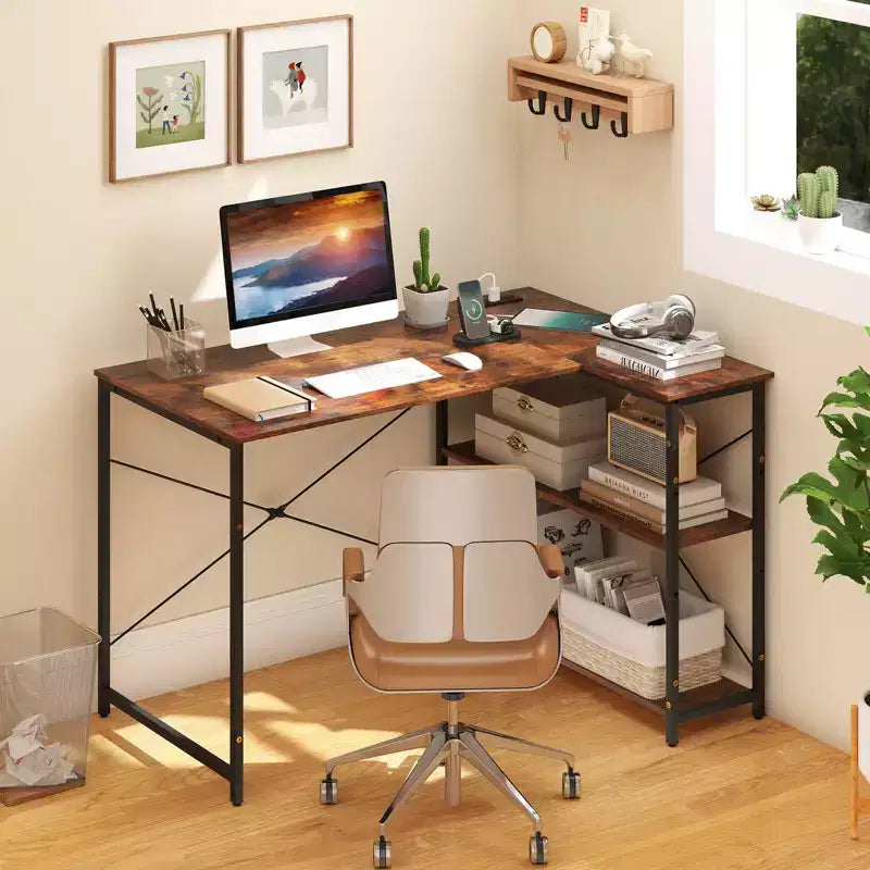 Bureau d'angle en L avec prises de courant, étagère réglable, cadre métallique robuste, marron/blanc/noir