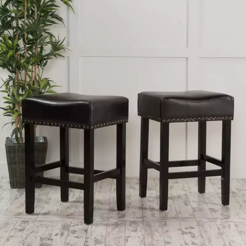 Tabouret de comptoir sans dossier en cuir reconstitué et hévéa de 66 cm