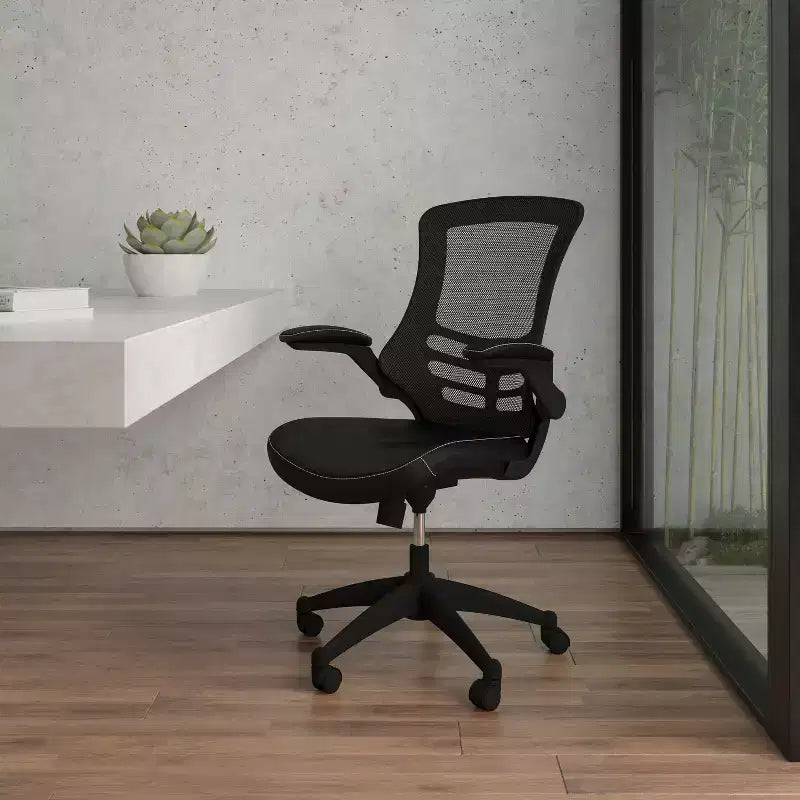 Chaise de bureau ergonomique pivotante en maille à dossier mi-haut avec accoudoirs relevables